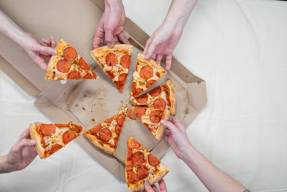  Italiener essen Pizza zu verschiedenen Tageszeiten