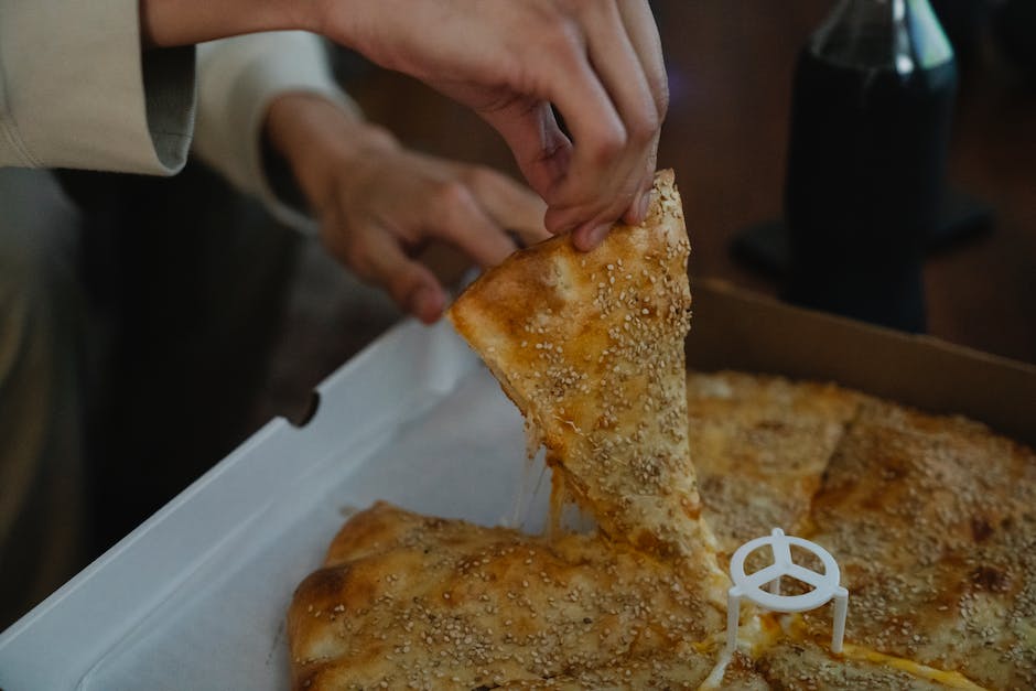 Pizza mit Käse verfeinern