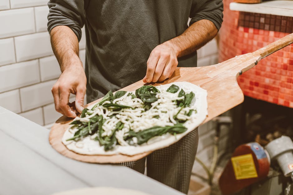  wann wird der Käse auf die Pizza aufgelegt?