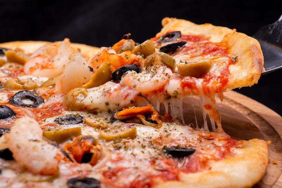 Käsepizza - ein beliebtes italienisches Gericht.
