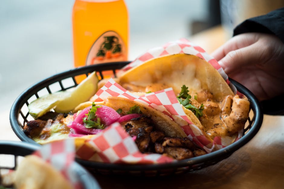  Kaloriengehalt von Pizza und Schnitzel mit Pommes vergleichen