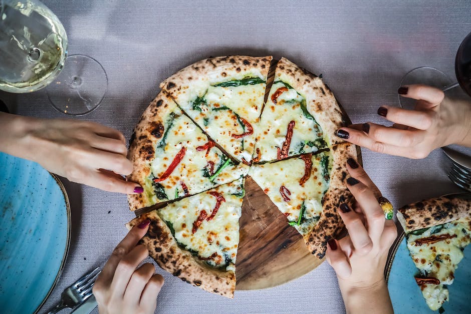 italienische Pizza essen