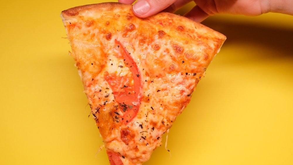 pizza mit frischen tomaten
