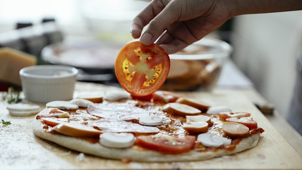 pizza mit frischen tomaten