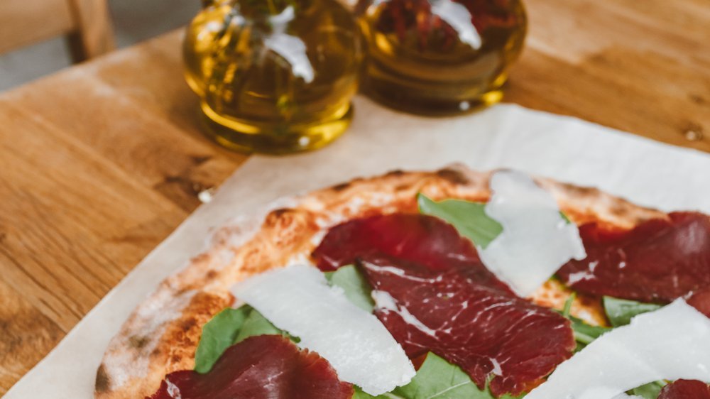 pizza mit oliven