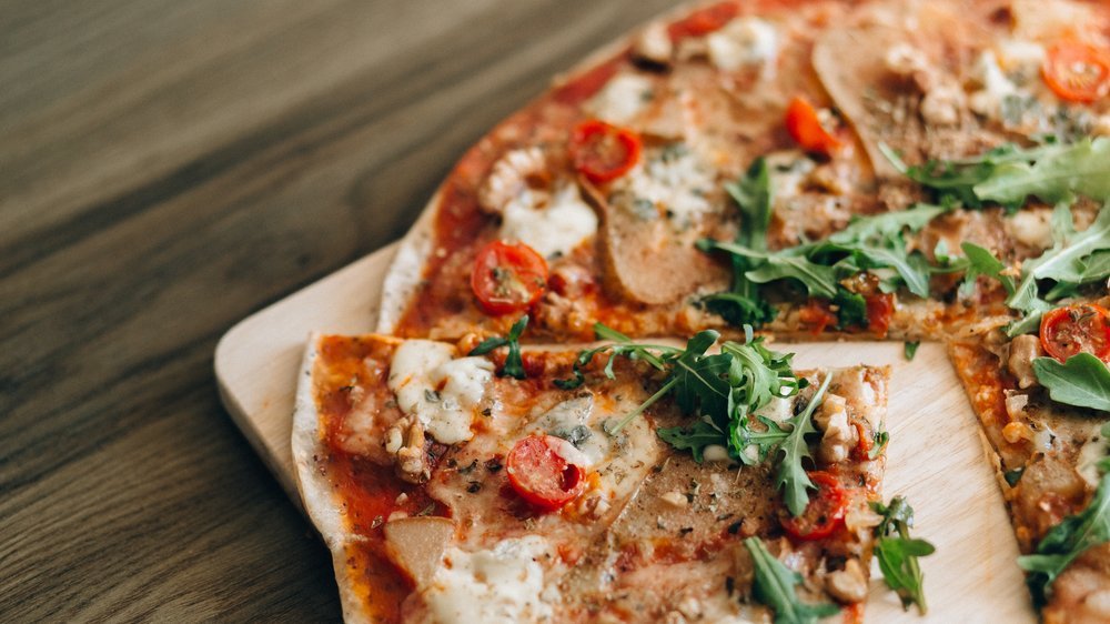 pizza mit tomaten